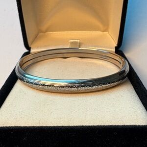 Vintage Floral Silver-Tone Bangle Bracelet
